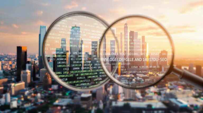 Image montrant une ville à travers une loupe avec du code binaire et une URL, suggérant une analyse SEO