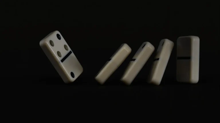 Domino qui tombe dans le même sens sauf un